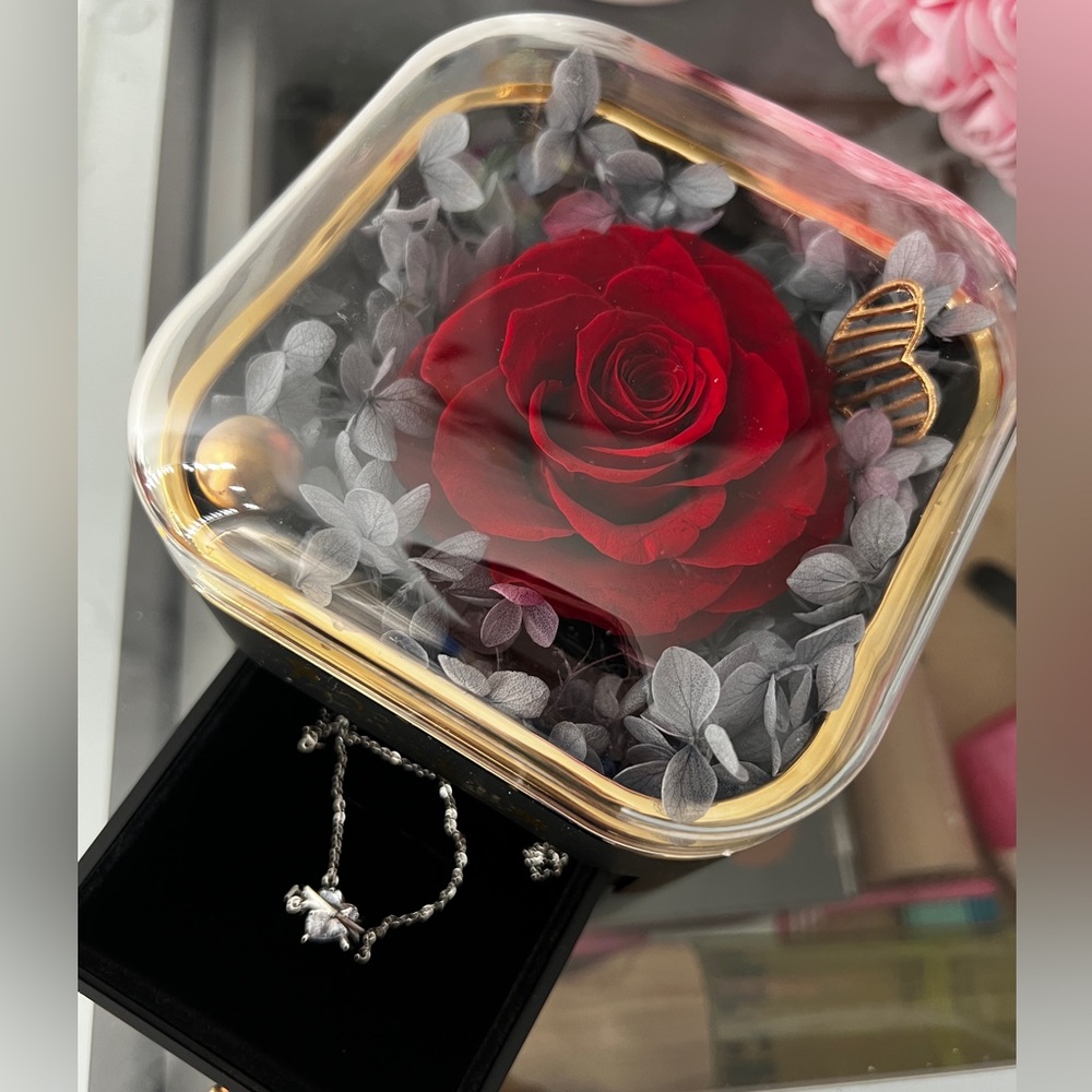 ETERNAL ROSE WITH HEART SHAPED NECKLACE